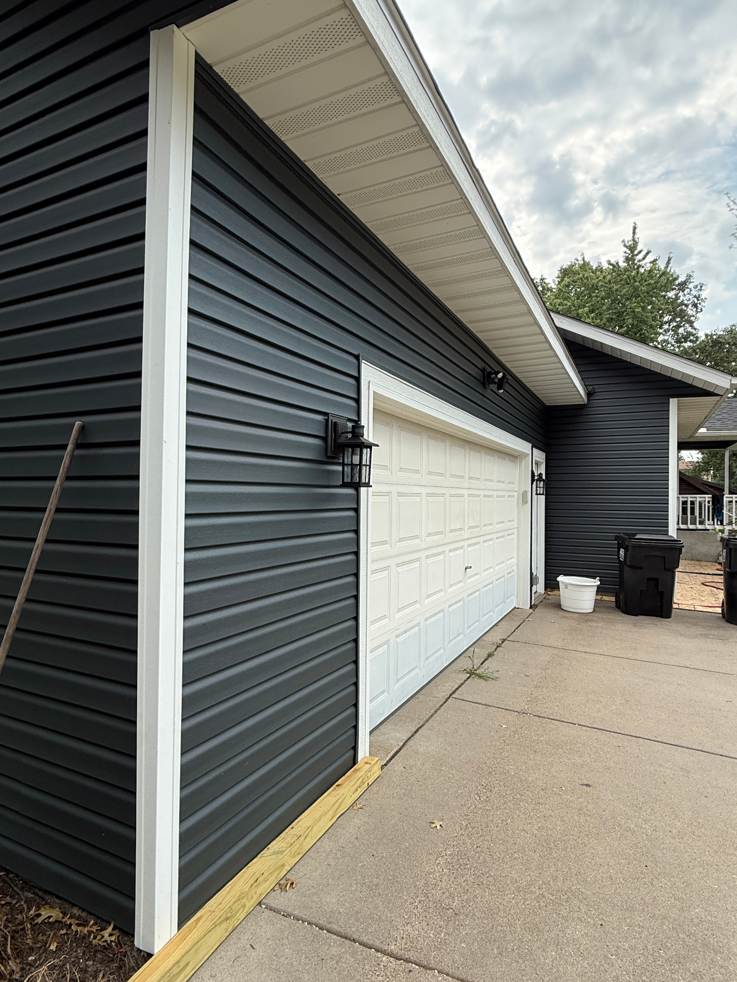 White corner accents and window trim on the new Royal Brunswick siding at the Elk River, MN garage